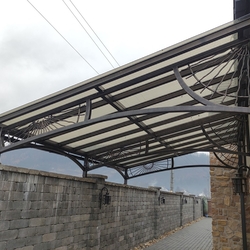 Kovaný prístrešok pri rodinnom dome Kovaný prístrešok pri rodinnom dome