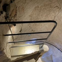Kované zábradlie a špirálové madlo v kostolnej veži renesančného kostola zo 16. storočia v Stropkove Kované zábradlie a špirálové madlo v kostolnej veži renesančného kostola zo 16. storočia v Stropkove