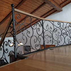 Kované zábradlie s dreveným madlom na galérii a schodoch vyrobené v umeleckom kováčstve UKOVMI