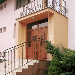 Balkónové kované zábradlie a zábradlie na schodoch pri vstupe do domu - exteriérové zábradlia Balkónové kované zábradlie a zábradlie na schodoch pri vstupe do domu - exteriérové zábradlia