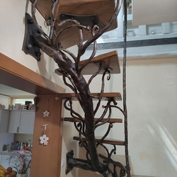 Umeleck schodisko navrhnut a vyroben v ateliri kovskeho umenia UKOVMI ako rieenie vstupu do podkrovia