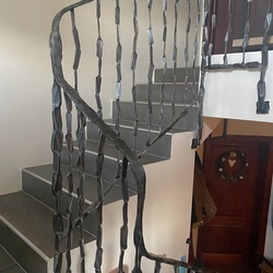 Kovan zbradlie na dvoch poschodiach vo vstupnej chodbe viacgeneranho rodinnho domu