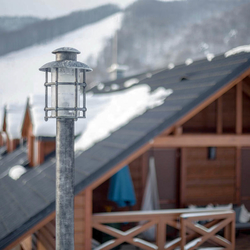 Exkluzvne kovan svietidlo stpov - luxusn lampa do exteriru - umeleck osvetlenie na chalupe