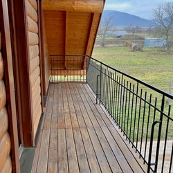 Balkónové zábradlie vyrobené v UKOVMI pre zrubový dom na východe Slovenska Balkónové zábradlie vyrobené v UKOVMI pre zrubový dom na východe Slovenska