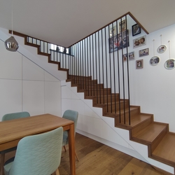 Interiérové zábradlie na schodisku rodinného domu v modernom prevedení