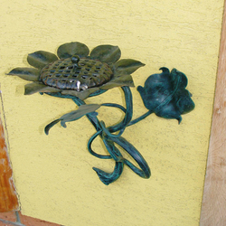 A wrought iron ashtray - sunflower A wrought iron ashtray - sunflower