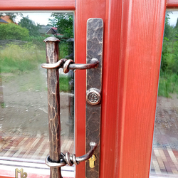 Ručne kovaná kľučka na vstupných dverách s logom UKOVMI
