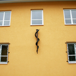 Had na palici ako symbol lekárstva vykovaný v umeleckom kováčstve UKOVMI pre lekárske stredisko Had na palici ako symbol lekárstva vykovaný v umeleckom kováčstve UKOVMI pre lekárske stredisko