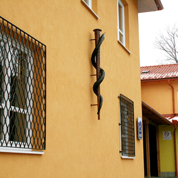 Kované práce na lekárskom stredisku v Levoči - mreže na dvere, okná a kované lekárske symboly Kované práce na lekárskom stredisku v Levoči - mreže na dvere, okná a kované lekárske symboly
