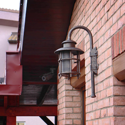 Exteriérová nástenná lampa Klasik - ručne kované svietidlo vyrobené v umeleckom kováčstve UKOVMI Exteriérová nástenná lampa Klasik - ručne kované svietidlo vyrobené v umeleckom kováčstve UKOVMI