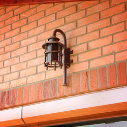Umelecká ručne kovaná nástenná lampa na terase Umelecká ručne kovaná nástenná lampa na terase