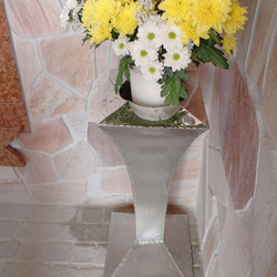 Nerezov stojan na kvety rune vyroben v UKOVMI pre kaplnku na hore Butkov