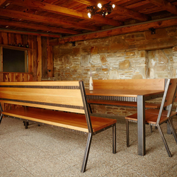 Modern kovan lavice so stolom kombinovan ervenm smrekom v altnku rodinnho domu