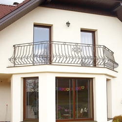 Kované zábradlie na balkóne rodinného domu - kvalitné zábradlie povrchovo upravené do exteriéru Kované zábradlie na balkóne rodinného domu - kvalitné zábradlie povrchovo upravené do exteriéru