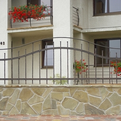 Balkónové zábradlia s pevnými kovanými držiakmi kvetináčov Balkónové zábradlia s pevnými kovanými držiakmi kvetináčov