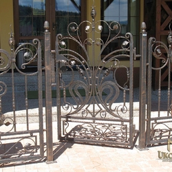 Kovaná bránka s nádychom romantiky - luxusná brána pri penzióne
