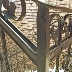 Kované zábradlie v penzióne Berg vo vysokej kvalite - detail kovania Kované zábradlie v penzióne Berg vo vysokej kvalite - detail kovania