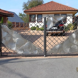 Moderná kovaná brána kombinácia nerez - železo - výnimočná brána pri rodinnom dome