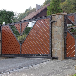 Kovaná brána - drevo - kov, súhra materiálov - exkluzívna brána a plot 
