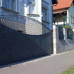 Kovaný plot - kombinácia plech a kované - exkluzívna brána a plot