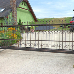 Kovaná posuvná brána - výnimočná brána pri rodinnom dome