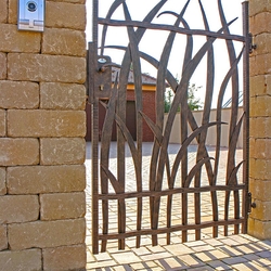 A wrought iron gate inspired by nature - A luxury fence