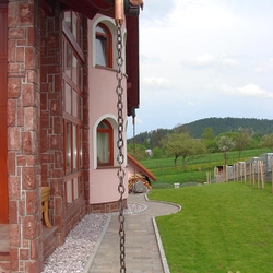 Kovaná reťaz ako zvod okapu Kovaná reťaz ako zvod okapu