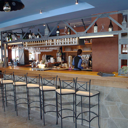Moderná kovová barová rampa - Von Roll Restaurant Luková Moderná kovová barová rampa - Von Roll Restaurant Luková
