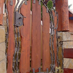 Kovaná bránička - aj Flinston by závidel - jedinečná kovaná bránka v kombinácii s drevom