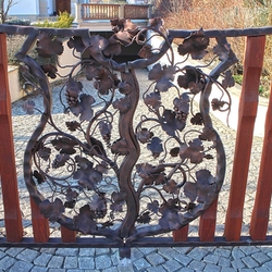 Brána - vinič v erbe - ručne kovaná brána s drevom pri rodinnom dome