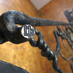 Umelecké zábradlie - ručne kované interiérové zábradlie na schodisko - Korene - detail loga UKOVMI Umelecké zábradlie - ručne kované interiérové zábradlie na schodisko - Korene - detail loga UKOVMI