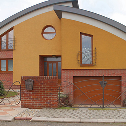 Exteriérové kované zábradlia v modernom prevedení vyrobené pre rodinný dom Exteriérové kované zábradlia v modernom prevedení vyrobené pre rodinný dom