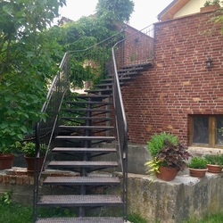 Exteriérové schodisko so zábradlím ako riešenie vstupu do podkrovného bytu Exteriérové schodisko so zábradlím ako riešenie vstupu do podkrovného bytu
