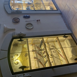 Kovan presklenn vitrny v metianskom dome z 15. st. v Spiskej Novej Vsi