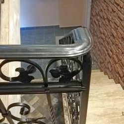 Detail toitho zbradlia na viacposchodovom schodisku v penzine - historick dizajn