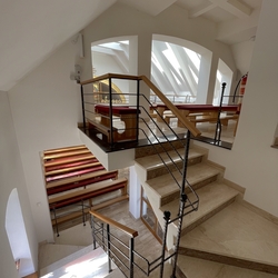 Interiérové zábradlie na schodisku a galérii v kostole v Ladomirovej - kované zábradlie Interiérové zábradlie na schodisku a galérii v kostole v Ladomirovej - kované zábradlie