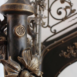 Kované schodisko s výnimočným interiérovým zábradlím - detail s logom UKOVMI Kované schodisko s výnimočným interiérovým zábradlím - detail s logom UKOVMI