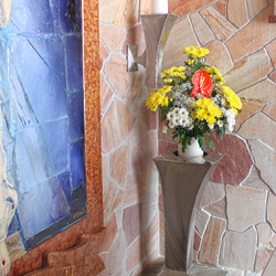 Modern nerezov kvetin a svietnik v kaplnke