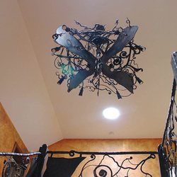 Luxusn svietidlo - kovan netopier nad galriou - dominantn  luster v horskej chalupe