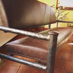 Kovaná sedačka s kožou hnedozelenej farby- luxusný nábytok Kovaná sedačka s kožou hnedozelenej farby- luxusný nábytok