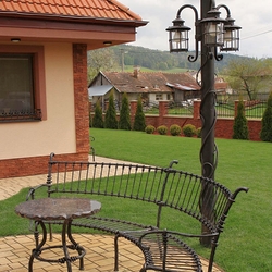 Kovaný záhradný nábytok - exteriérový nábytok - oblúková lavička, stôl a stĺpové svietidlo Kovaný záhradný nábytok - exteriérový nábytok - oblúková lavička, stôl a stĺpové svietidlo