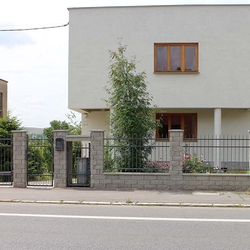 Jednoduchý kovaný plot a brána pri rodinnom dome - jednoduchý moderný štýl