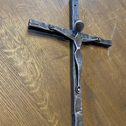 Nástenný kovaný kríž ako symbol kresťanstva Nástenný kovaný kríž ako symbol kresťanstva
