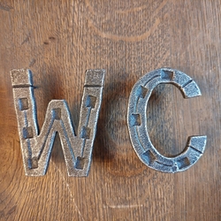 Kovaný nápis na WC Kovaný nápis na WC