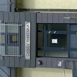 Nerezový nápis na kostole v Michalovciach Nerezový nápis na kostole v Michalovciach