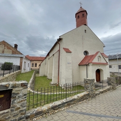 Oplotenie rímskokatolíckeho kostola postaveného v 13. alebo 14.st. s ručne kovaným krížom v bráne v Ľubici Oplotenie rímskokatolíckeho kostola postaveného v 13. alebo 14.st. s ručne kovaným krížom v bráne v Ľubici