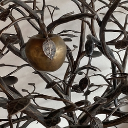 Luxusný kovaný svietnik Pokušenie - strom s hadom a jablkom - detail 