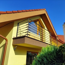 Dizajnové balkónové zábradlie v modernom štýle - kované zábradlie do exteriéru Dizajnové balkónové zábradlie v modernom štýle - kované zábradlie do exteriéru