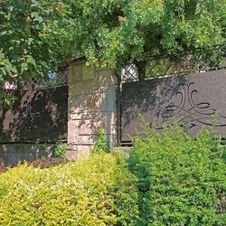 Moderný kovaný plot - kombinácia s plechom - výnimočný oplotenie rodinného domu