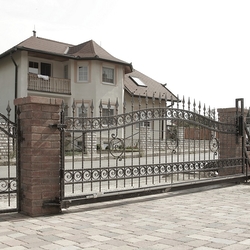 Kvalitná posuvná brána a oplotenie rodinného domu - kované brány a ploty